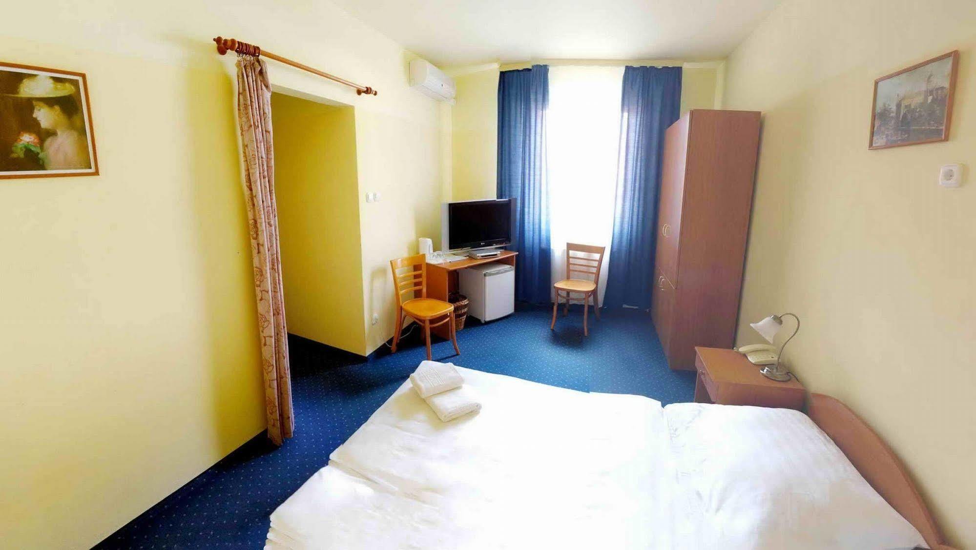 Corvin Hotel Дьёр Экстерьер фото